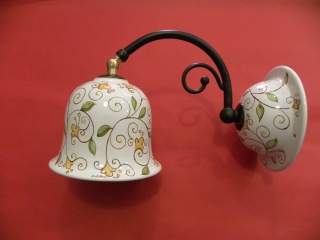 (CODICE ARTICOLO: ILL/28) Lampada da parete in ceramica dipinta a mano, con decoro "arabo".Tecnica: maiolica